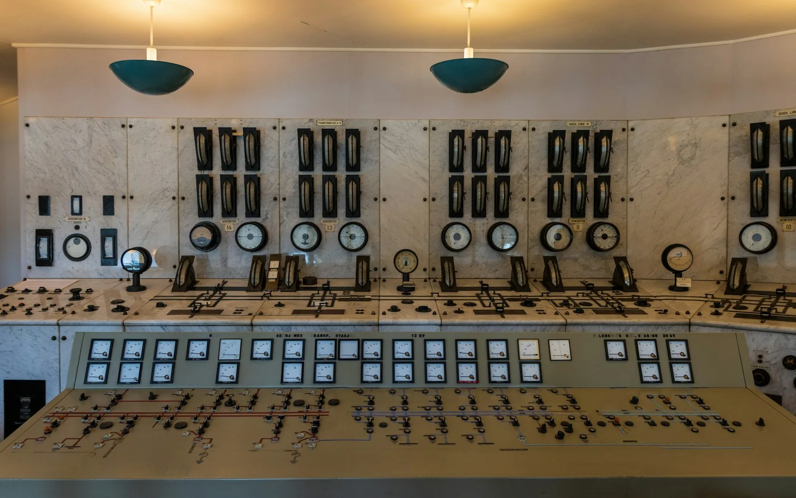 Energy infrastructure monitored through a modern intelligence system