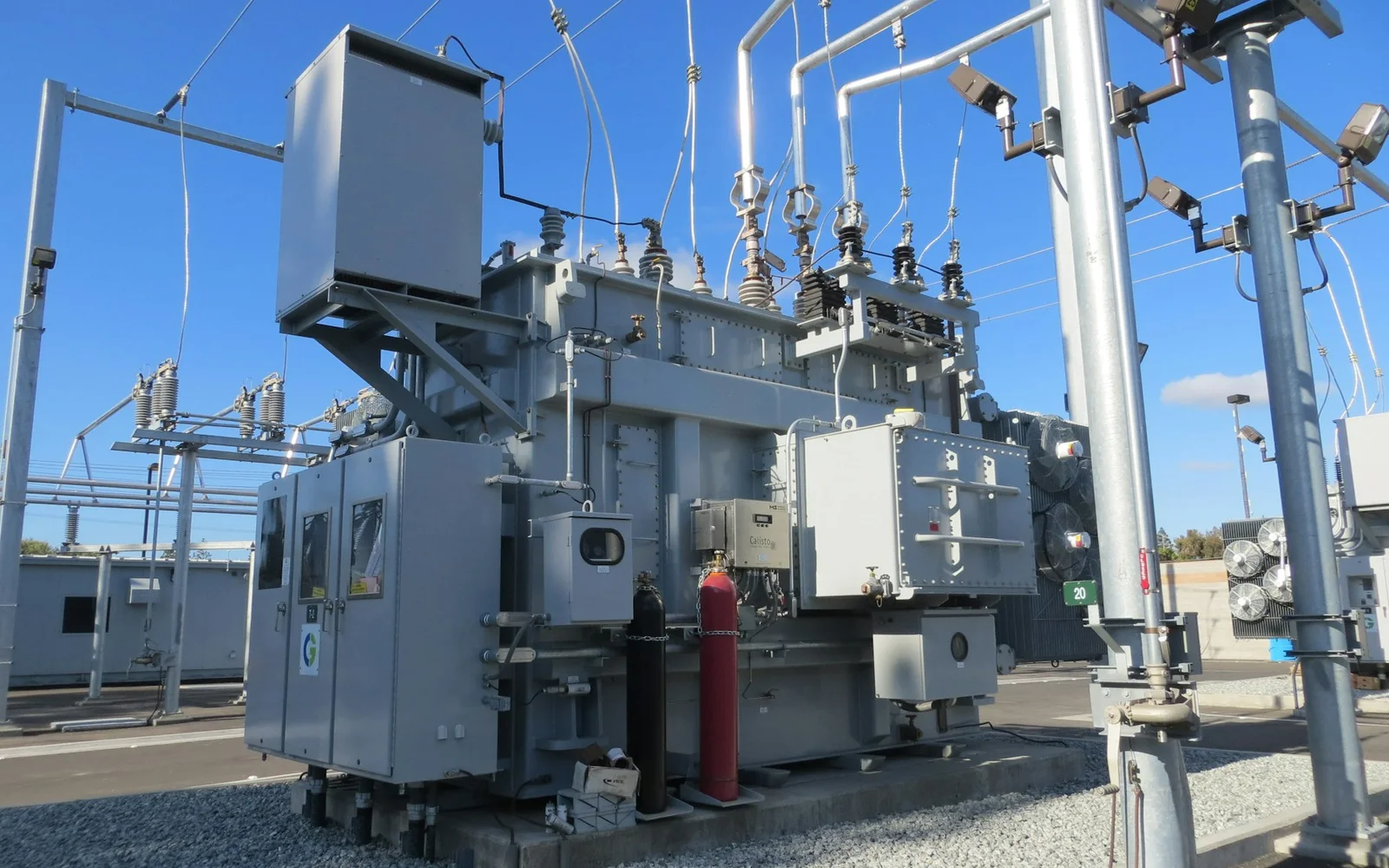 Industrial energy infrastructure equipped with edge monitoring